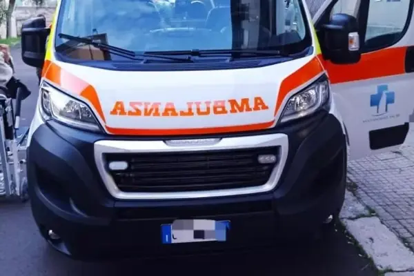 Bimbo di 4 mesi muore dopo uno schianto, madre in gravi condizioni