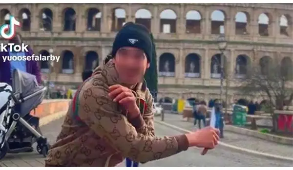 Roma, balla con un coltello davanti al Colosseo e pubblica il video su TikTok: denunciato 22enne