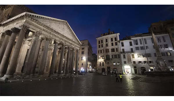 Tragedia al Pantheon: muore un turista giapponese caduto dal muro perimetrale
