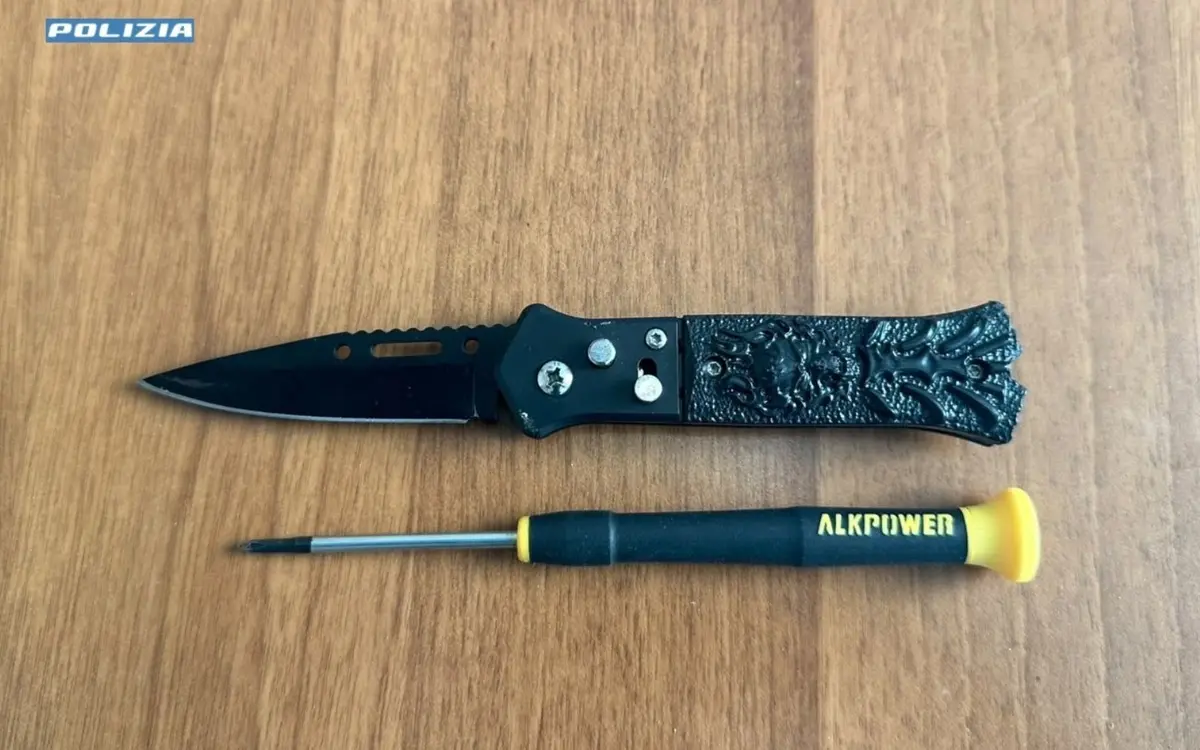 Castel Volturno, studente di 14 anni arrestato per aggressione con coltello a scuola