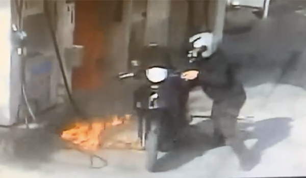 San Lucido (CS), paura al distributore: motorino in fiamme per una sigaretta accesa