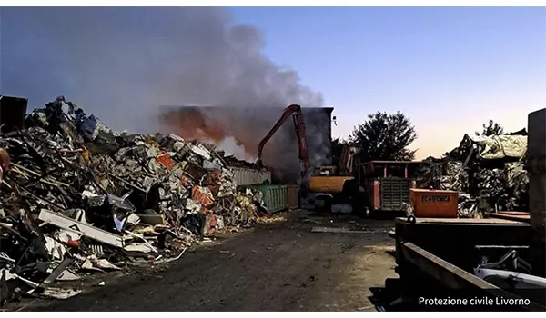 Incendio a Livorno: scuole chiuse e nube di fumo