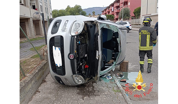Incidente stradale a Lamezia Terme: auto ribaltata in via Giorgio La Pira