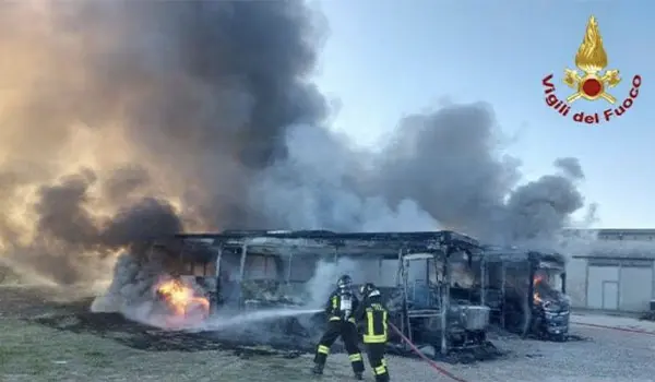 Incendio a Ururi: due pullman distrutti dalle fiamme, intervento dei Vvf