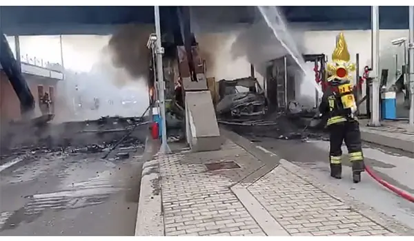 Incendio al casello di Brescia Sud sull’A21: fiamme da un furgone, traffico paralizzato
