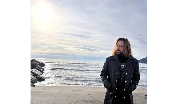 Simone Tomassini torna con “L’amore è un’altra cosa”