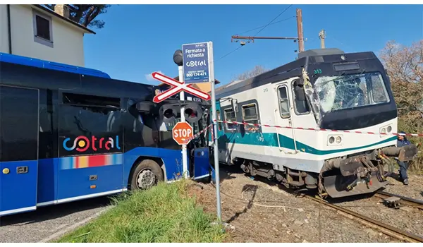 Incidente tra treno e autobus nel Viterbese: 5 feriti al passaggio a livello senza barriere