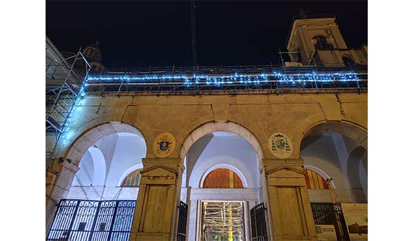 Catanzaro, il Duomo risplende: le luci di Natale illuminano il cantiere del restauro