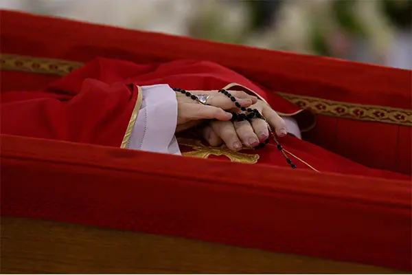 A Roma per l’ultimo saluto a Papa Francesco: ai funerali anche chi lo contrastò e chi lo amò