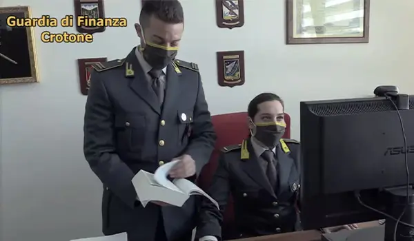 Assenteismo all’Arsac di Crotone: 20 dipendenti regionali indagati dalla Guardia di Finanza