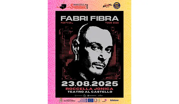 Roccella Summer Festival 2025, oggi tocca a Fabri Fibra con il suo tour “Mentre Los Angeles brucia”