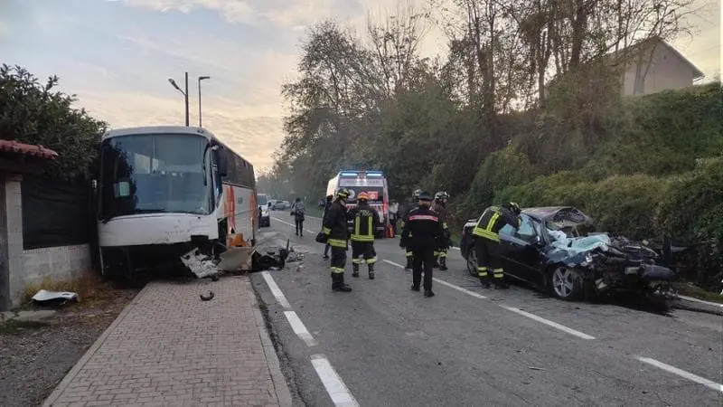 Incidente nel Torinese: scontro tra bus scolastico e auto ad Arignano, un morto e venti feriti