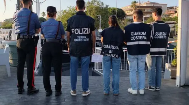 Controlli nei locali della movida a Soverato: irregolarità su sicurezza, capienza e vie di fuga durante un blitz interforze