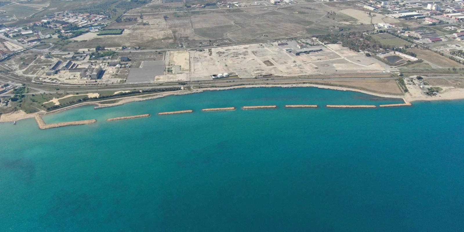 BONIFICA DEL SIN DI CROTONE: DOPO 25 ANNI PARTIRANNO I PRIMI CARICHI DI RIFIUTI NON PERICOLOSI DELLA DISCARICA FRONTE MARE.