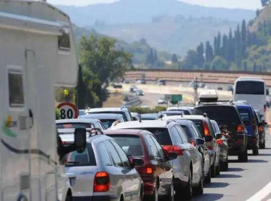 Schianto sull’A2 nei pressi di Gioia Tauro: auto distrutta, traffico rallentato