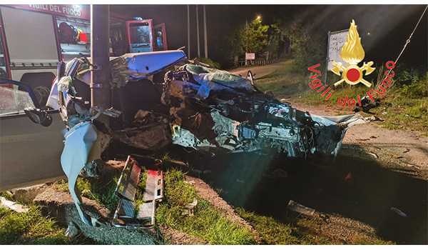 Incidente stradale a Palmi: auto contro palo, tre feriti di cui uno grave, intervento dei Vvf