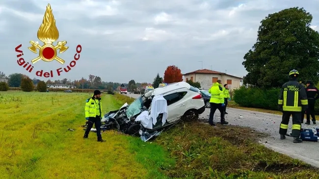 Tragico incidente a Oderzo: scontro tra auto e bus scolastico, un morto nel Trevigiano