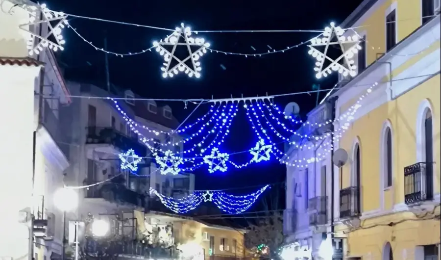 Pentone accende il Natale: tradizione, colori e comunità in festa