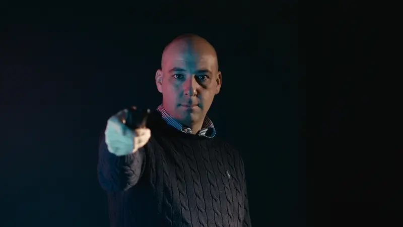 Lo scrolling come sintomo, il rap come risposta: con “Positivo”, Rames offre un’alternativa alla paralisi da social