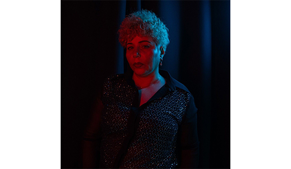 La docente-artista che ha trasformato l'ansia in una partitura di luce: Clair, tra rigore accademico e missione pedagogica