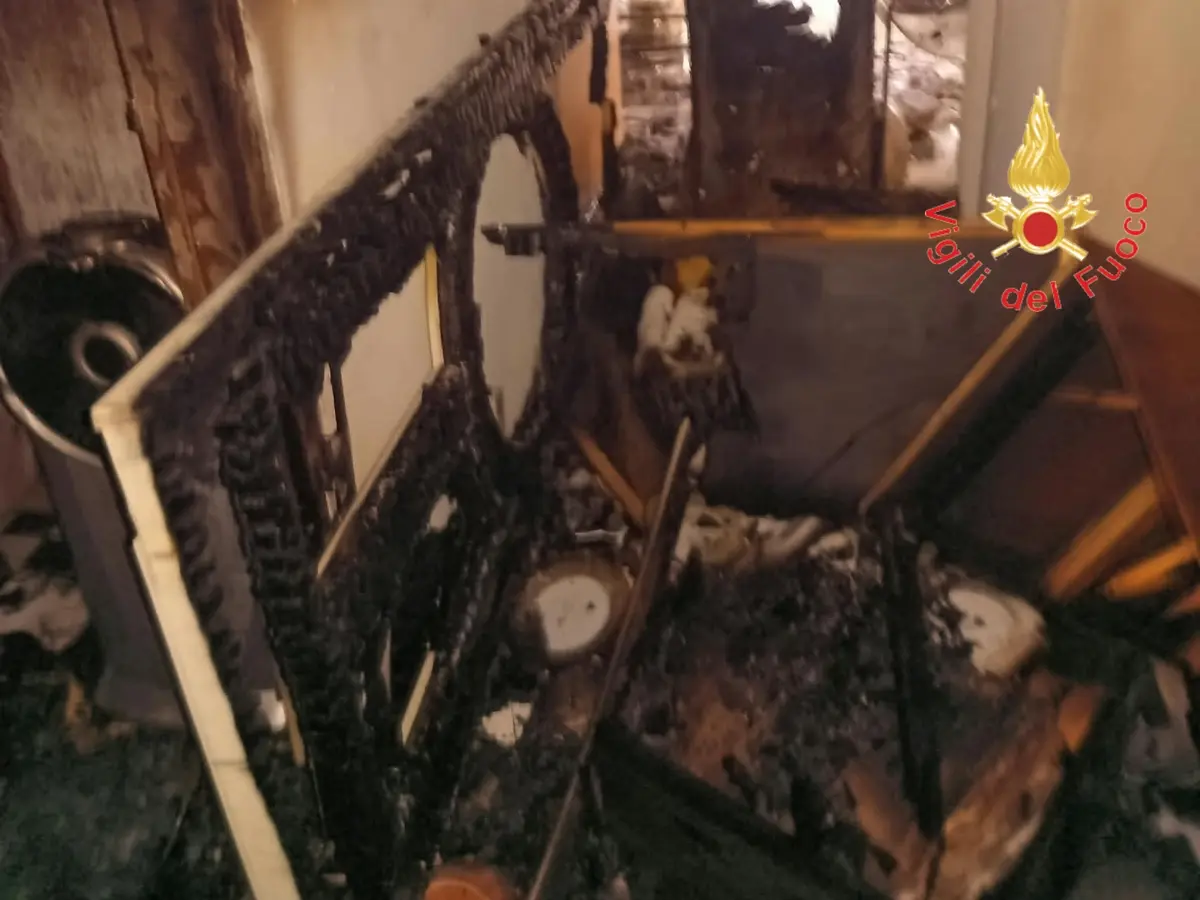 Lamezia Terme, incendio in casa: tre persone e un cagnolino evacuati dai Vigili del Fuoco