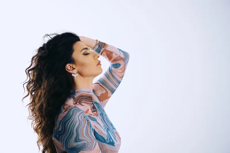 Chi ha detto che l’R&B in Italia è morto? Khris dimostra che non solo è vivo, ma ha il volto e la voce di una donna