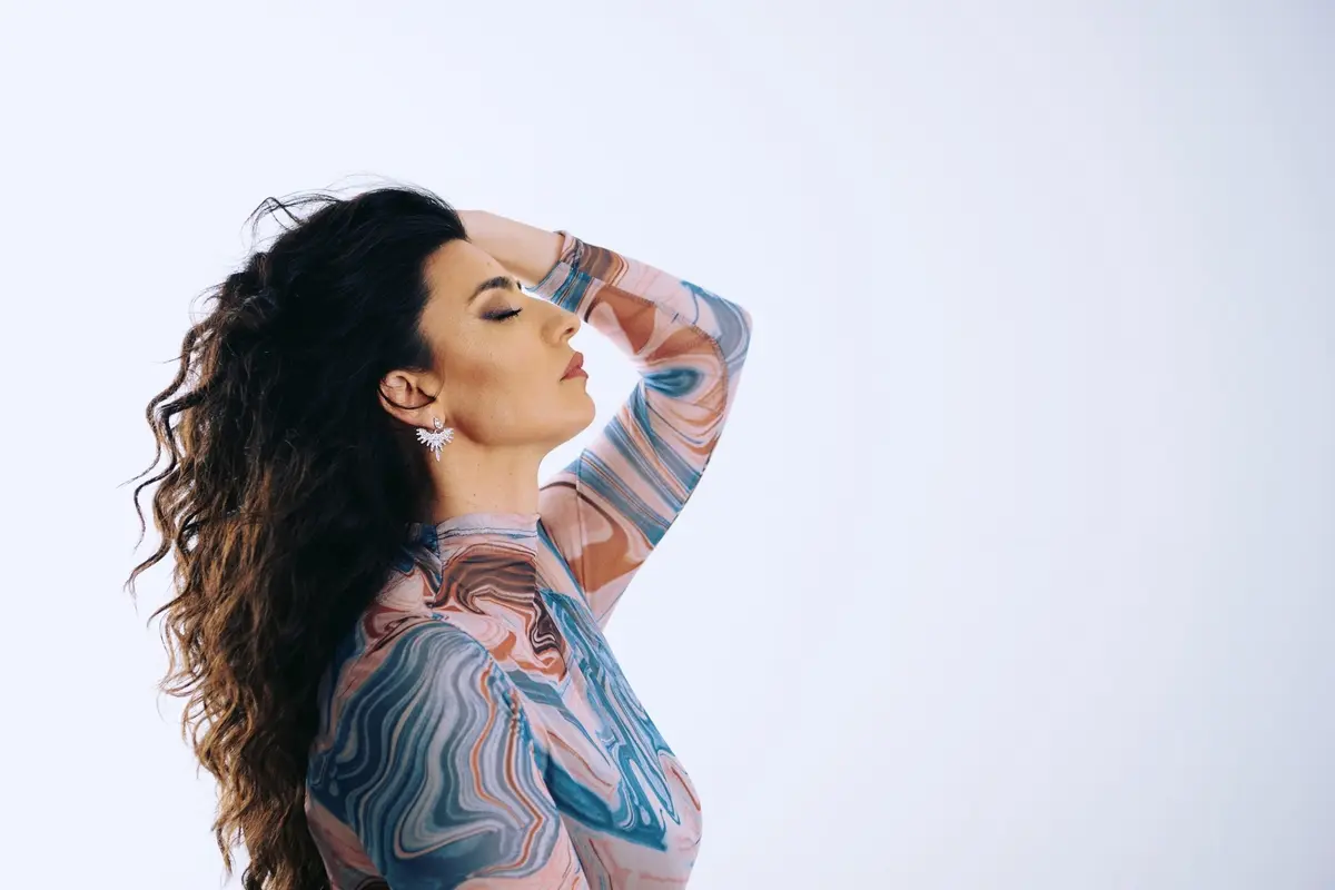 Chi ha detto che l’R&B in Italia è morto? Khris dimostra che non solo è vivo, ma ha il volto e la voce di una donna