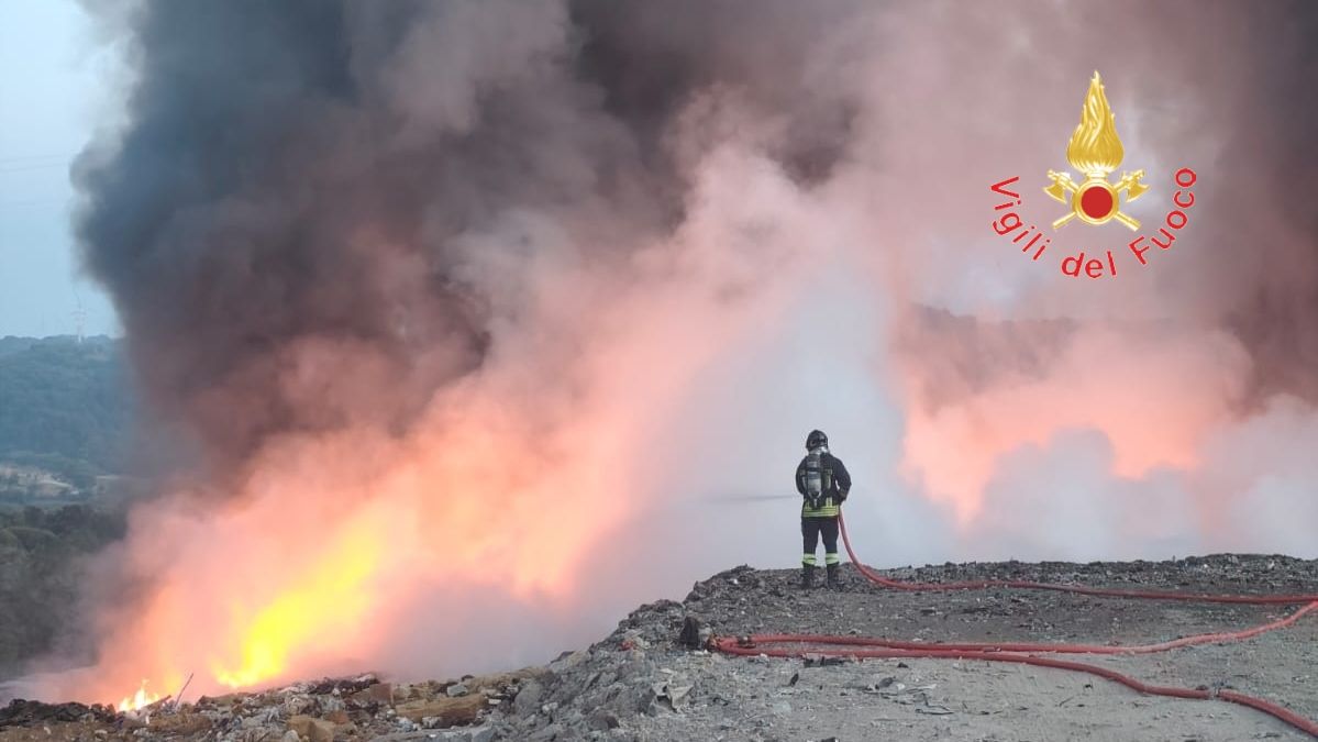 Pianopoli, incendio alla discarica: Vigili del fuoco al lavoro