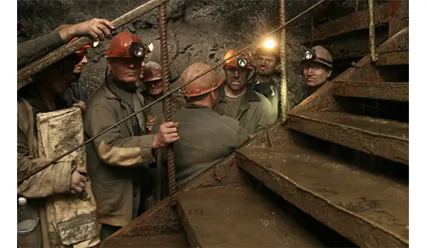 Minatori intrappolati nel Donbass: attacco colpisce una miniera nel Lugansk, 41 lavoratori bloccati sottoterra