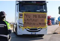 Autotrasportatori in protesta contro il caro carburanti, disagi al Sud