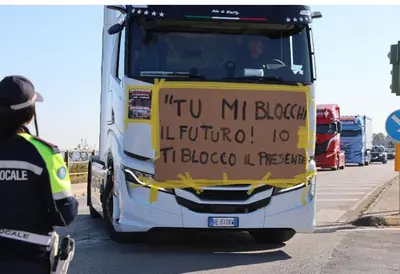 Autotrasportatori in protesta contro il caro carburanti, disagi al Sud