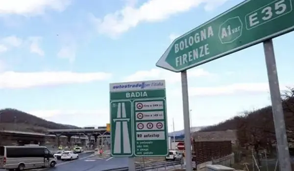 Incidente mortale sulla A1 Variante di Valico: tre vittime nella galleria di Base, ferita anche una bambina