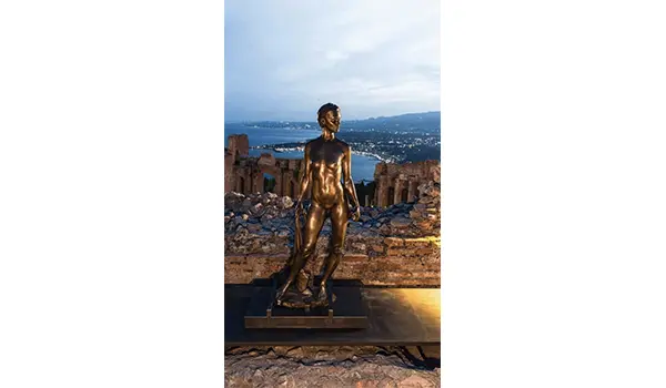La mostra “GESTI SCOLPITI” di JAGO al Teatro Antico di Taormina