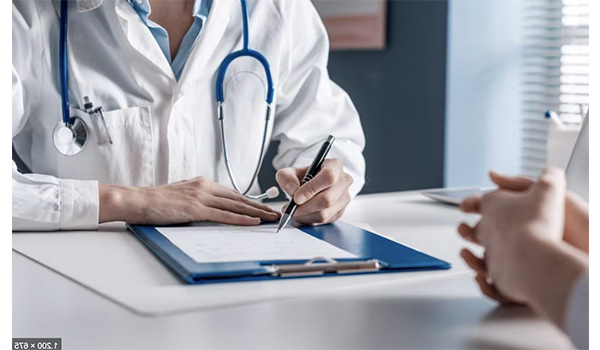 Falsi certificati di malattia: due medici di base arrestati a Locri