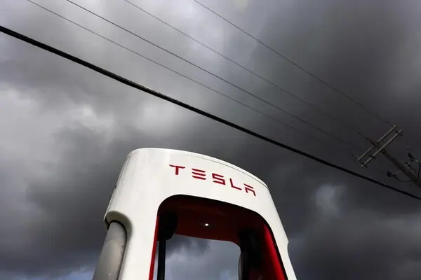 Incendio nella notte in una concessionaria Tesla: distrutte 17 auto, indagini in corso