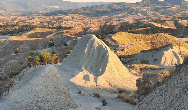 Carmelo Panella racconta i Calanchi del Marchesato: da rischio discarica a paesaggio lunare da salvare