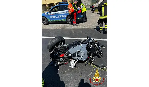 Incidente mortale sulla SS 106, moto coinvolta al bivio di Papanice, intervento dei Vvf