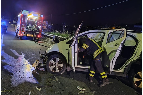 Auto ribaltata su viale Magna Graecia, intervento dei Vvf di Catanzaro