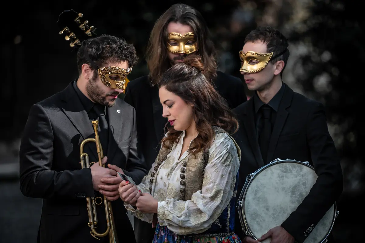 La dignità oltre la recita sociale: tra l’eredità dei sacrifici e la pressione del presente, Melamanouche racconta il crollo delle apparenze in “L’apparecchio del Carnevale”