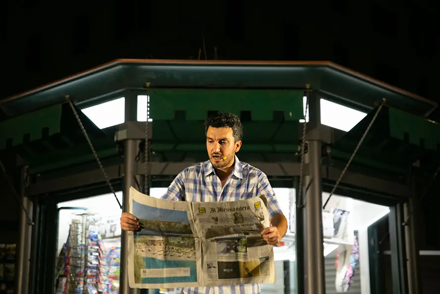 Matteo Cirillo in "Ce l’ho, ce l’ho, mi manca" chiude la prima edizione del Pomigliano Teatro Festival , nel Cortile interno del Palazzo del Comune di Pomigliano d'Arco