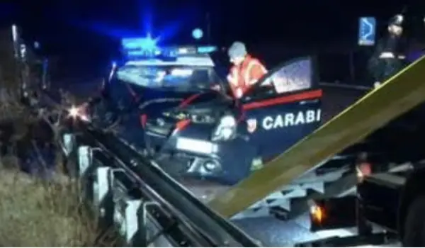 Inseguimento tra Marche e Umbria: Carabinieri impattano su guard rail