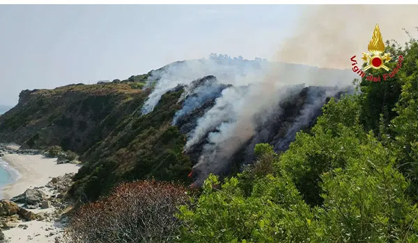 Incendio a Zambrone, Vvf al lavoro: sospesa la circolazione ferroviaria tra Briatico e Parghelia