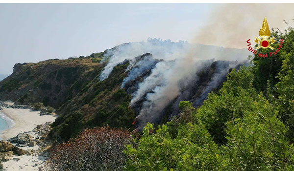 Incendio a Zambrone, Vvf al lavoro: sospesa la circolazione ferroviaria tra Briatico e Parghelia