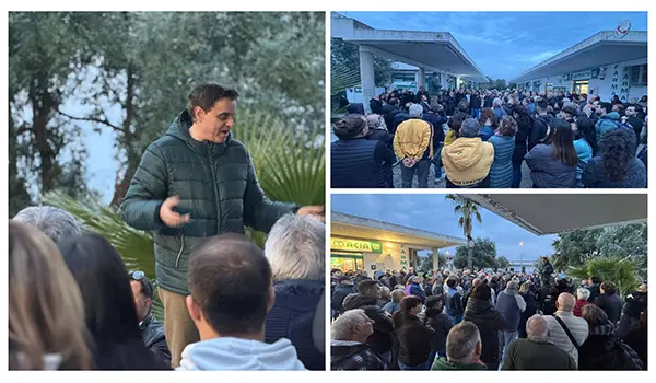 Simeri Crichi, una folla di cittadini al seguito del sindaco Davide Zicchinella dopo la sfiducia