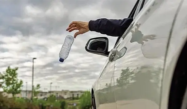 Stop ai rifiuti lanciati dalle auto: nuovo Decreto-legge con multe fino a 18 mila euro e arresto 
