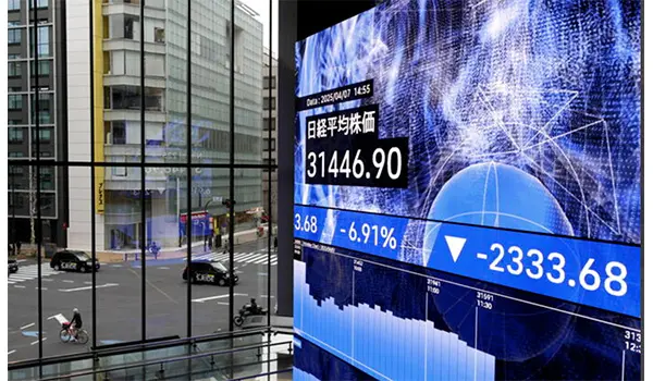 Scossone in Asia: i nuovi dazi Usa affondano le Borse, lo yuan ai minimi da settembre