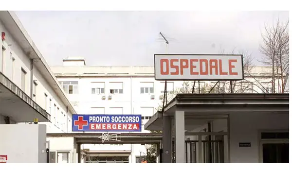 Vibo Valentia, protesta choc in ospedale: si cosparge di benzina per difendere la madre in attesa di operazione