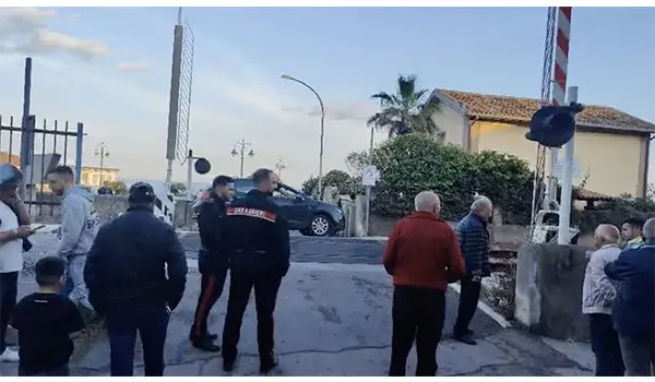 Paura nel reggino: auto bloccata sui binari a Bovalino, treno si ferma in tempo e si evita la tragedia (Video)