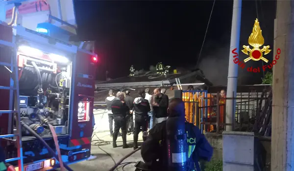 Fiamme sul tetto della Scuola dell’Infanzia a Santo Stefano di Rogliano
