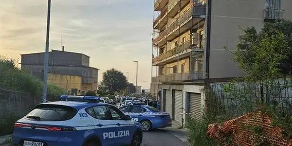 Tragedia a Catanzaro madre si lancia dal balcone con i figli morta con due bambini